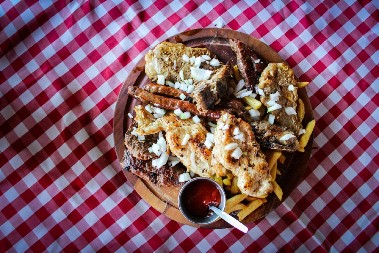 Pečenje, salata, voda, jagnjeće sarmice, rakija – Čačanska pečenjara oduševila influenserku sa cenama