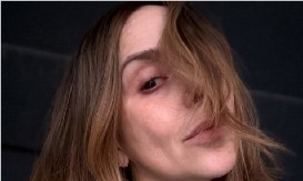 „IZGLEDAŠ KAO DRUGA OSOBA, ŠOKIRANA SAM“ Poznata glumica se slikala bez šminke za 46. rođendan, a ljudi je napljuvali