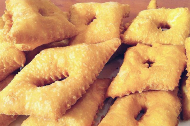 BRZE PIROŠKE SA SIROM Sočne i slasne, najbolje služite uz šolju jogurta