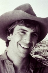 DA LI GA PREPOZNAJETE? Ovako je izgledao sa 19 godina, a sada je jedan od omiljenih glumaca i najzgodnijih muškaraca!