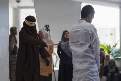 KOMŠIJE IH ZATEKLE NAGE U ZAGRLJAJU Mladići javno bičevani u Indoneziji (FOTO)