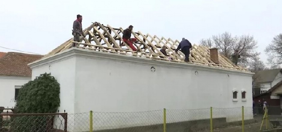 CELO SELO DOŠLO DA POMOGNE MILANU Posle požara od njegove kuće su ostali samo prazni zidovi, ali dvorište mu je sada puno puno