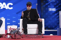 MASK OD POČETKA GODINE IZGUBIO 52 MILIJARDE DOLARA I dalje je najbogatija osoba na svetu