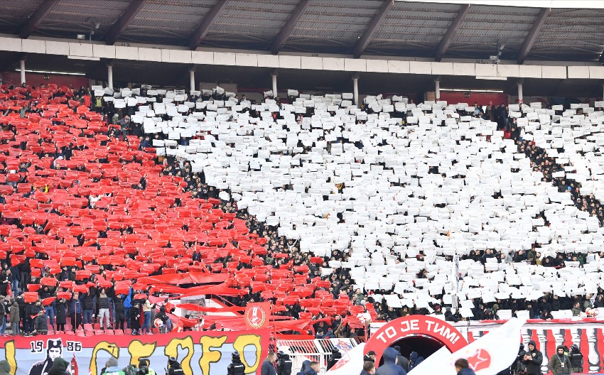 JEDNA SLIKA GOVORI VIŠE OD 1000 REČI Navijači i bolno sećanje: Gde je Zvezda bila pre 15 godina (FOTO)