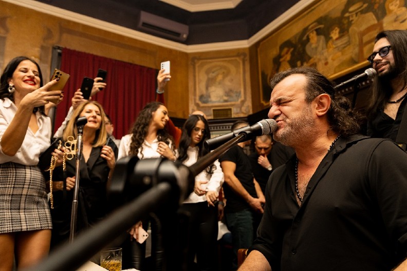 ACA LUKAS ZAPALIO SKADARLIJU Veče u "Dva Jelena" u znaku kafanske euforije!