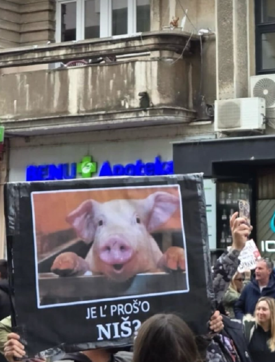 JE L' PROŠO NIŠ? ''Studenti'' tragediju omalovažavaju sprdnjom (FOTO)