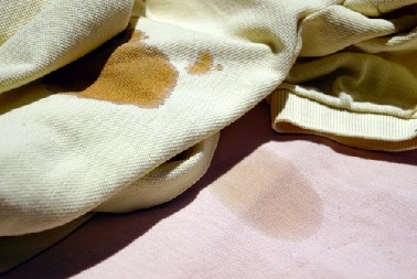 SKIDAJU SVE MASNE FLEKE SA ODEĆE Uz samo 3 sastojka nestaće svi tragovi masnoće