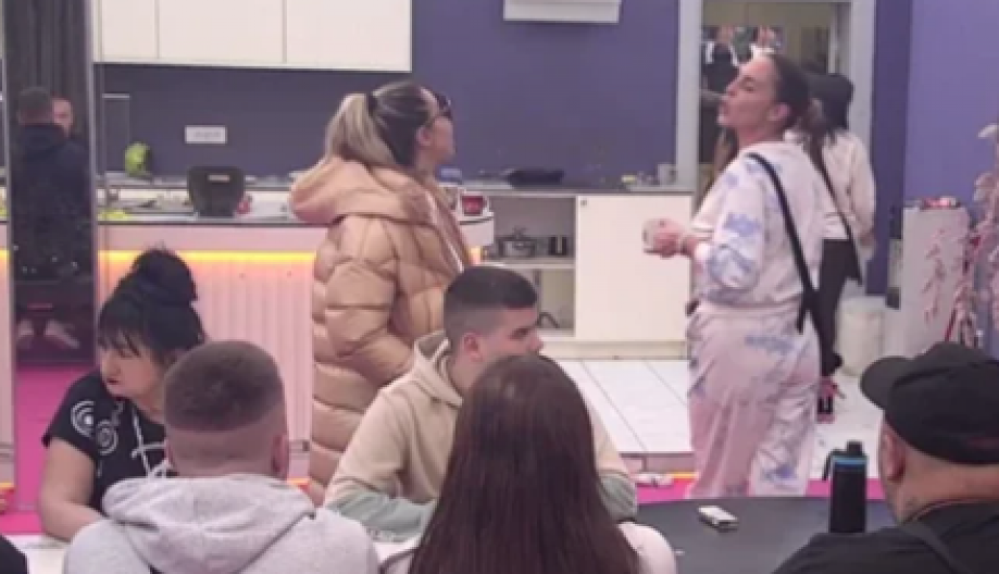 ANELI I KAČAVENDA NA IVICI TUČE! Pljušte stravične uvrede i psovke, u sve umešale i bivše muževe!