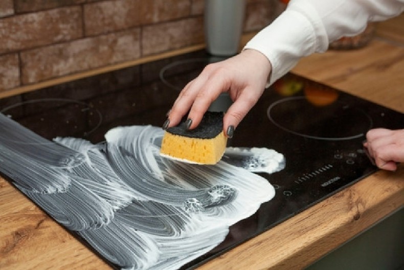 BOLJE OD SIRĆETA Ova stvar maherski rešava prljavštinu sa šporeta, nežna je, a mnogo efikasnija od hemikalija