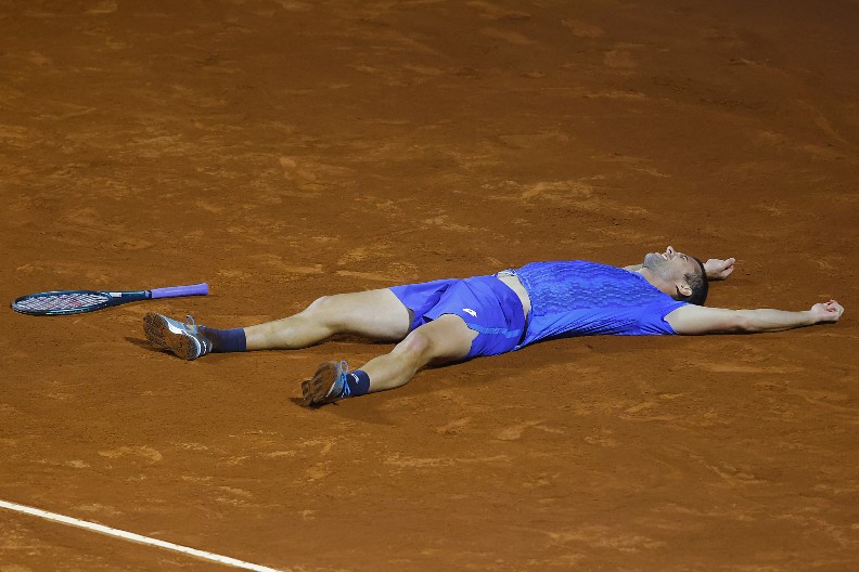 NIKAD EMOTIVNIJA PROSLAVA Đere pao na zemlju, pa se drhtavim rukama uhvatio za glavu, istorijski trenutak za Lasla (VIDEO)