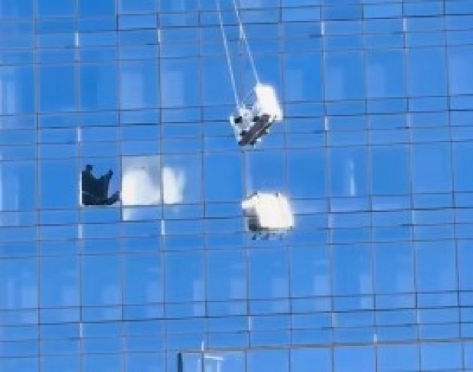 JEZIVA DRAMA NA 78. SPRATU Perači prozora visili iznad provalije, sekunde ih delile od sigurne smrti! (VIDEO)