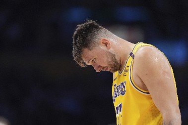 LUKA, ČEMU TO? Dončić jednim potezom zgrozio sve, sudija poludeo, Lebron nije mogao da veruje šta vidi (VIDEO)