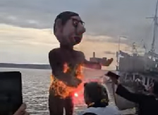 MOJ OTAC JE PONOSAN JER ME MRZE ZLIKOVCI KOJI SU MU UBILI OCA, DEDE I STRIČEVE Vučić oštro o paljenju lutke sa njegovim likom