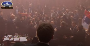 "JEDVA SMO UGASILI POŽAR KOJI JE IZAZVALA BOMBA, ZAMISLITE DA SE ZAPALILA NEČIJA KOSA" Brnabić o haosu u Skupštini: Pokazali mržnju prema institucijama Srbije