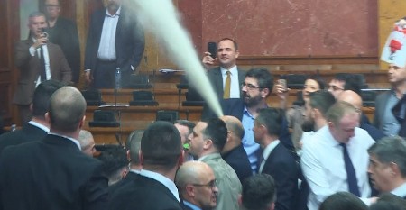 "OVO NIJE POLITIKA, OVO JE TERORIZAM" Brnabić: Skupština je izgledala kao ratna zona, nećemo dozvoliti blokade institucija