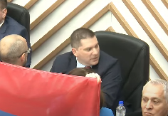 ZLOUPOTREBLJAVALI HIMNU, ONEMOGUĆAVALI RAD... Opozicija pokušavala da prekine sednicu Skupštine Grada Beograda