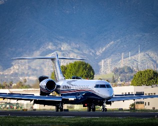 SKANDALČINA NA AERODROMU Polugo čovek prevario obezbeđenje i jurio po pisti, evo kako se sve završilo! (FOTO)
