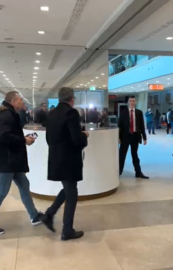 SAŠA GA JE PRED SMRT ZAMOLIO JEDNU STVAR Poznati voditelj se pojavio na komemoraciji Popoviću (VIDEO)