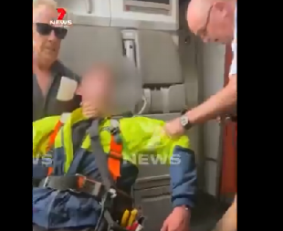 TINEJDŽER SA MUNICIJOM I SAČMAROM UPAO U LETELICU! Drama u avionu (VIDEO)