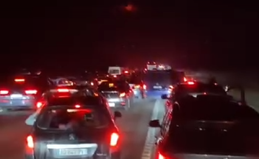 TRENUTNO STANJE NA GRANIČNIM PRELAZIMA, VOZAČIMA UPUĆEN APEL: Na OVOJ granici teretnjaci čekaju i do PET sati