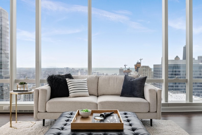 NE SMETA IM ŠTO SE SVE VIDI Zašto bogataši više ne stavljaju zavese na prozore?