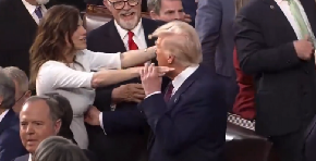 OBUZDAJ SE, ŽENO! Političarka krenula da zagrli Trampa, a njegova reakcija je hit