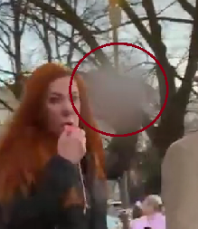ŽENA PROVOCIRA STUDENTE KOJI HOĆE DA UČE U PIONIRSKOM PARKU! Pokazuje im srednji prst (VIDEO)