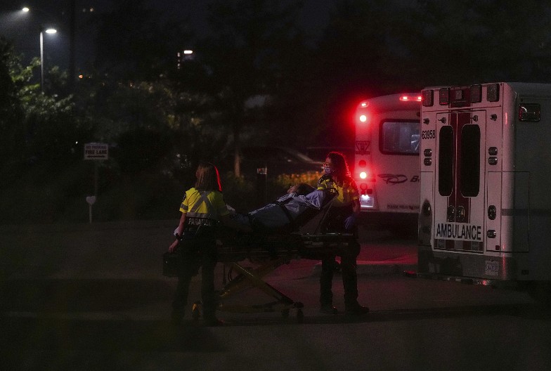 SEVALI RAFALI U PABU! 12 osoba povređeno u pucnjavi u Torontu