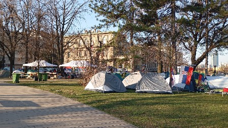 ĐILASOVI PLAĆENICI I DALJE DIVLJAJU! Izazivanjem nemira hoće da destabiliziju Srbiju, sada su im meta pošteni studenti u Pionirskom parku (FOTO)