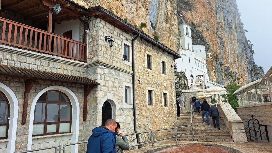 POŠTOVANJE PRAVILA MANASTIRA OSTROG Šta morate znati pred posetu?
