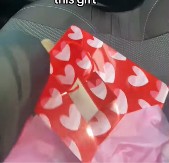 OSTAVILA JE DEČKA POSLE 7 GODINA VEZE Zbog njegovog poklona se danima vodi rasprava na internetu