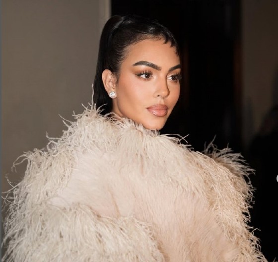 DEKOLTE GEORGINE RODRIGEZ ZASENIO PARIZ! Kožni korset je jedva obuzdavao njene grudi, svi su gledali kao opčinjeni!