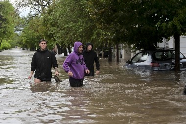 NAJMANJE 16 OSOBA STRADALO U POPLAVAMA U ARGENTINI Traga se za desetinama nestalih (FOTO)