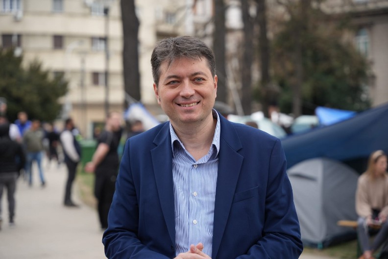 SAMO JEDNU NAŠU ZEMLJU SRBIJU IMAMO, MORAMO ZAJEDNO DA GRADIMO NJENU SVETLU BUDUĆNOST! Profesor Volarević studentima koji žele da uče: Bolje od vas nemamo! (FOTO/VIDEO)