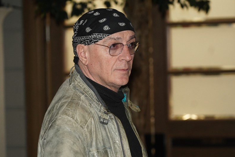 OLIVERU MANDIĆU UGROŽENO ZDRAVSTVENO STANJE Pevač mora hitno na operaciju!