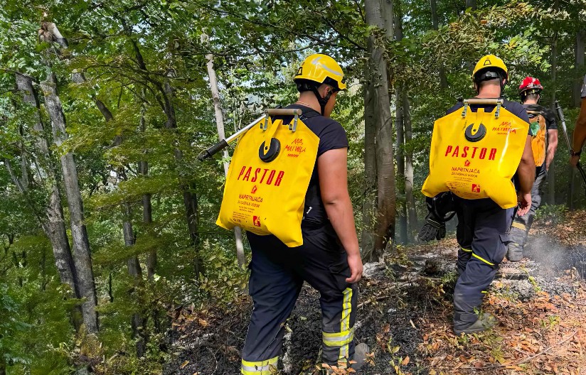 DRAMA NA IRIŠKOM VENCU: PUTNICI ZAGLAVLJENI, AUTO SLETEO S PUTA! Vatrogasci izvlače vozača i suvozača