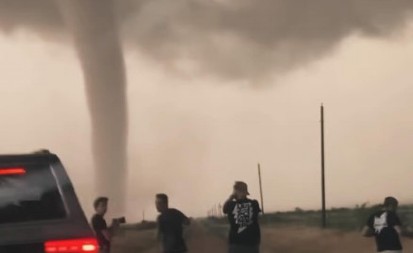 TORNADO POGODIO TV STANICU "Sklonite se ispod stolova!"