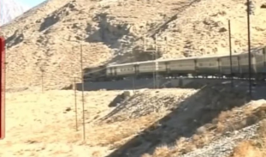 NAORUŽANI NAPADAČI OTELI VOZ SA 450 PUTNIKA! Vlasti poručile: Nećemo činiti ustupke zverima