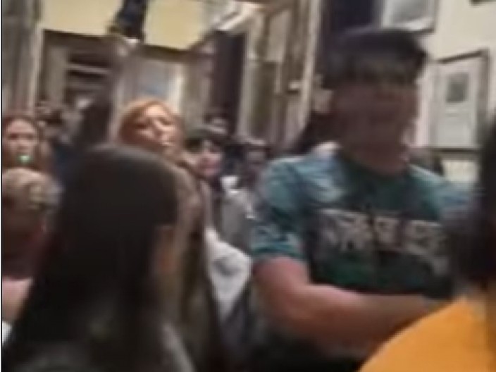 POKUŠAJ LINČA PROFESORA! Snimak koji će vas zaprepastiti: Deca poput zveri progone svog direktora (VIDEO)