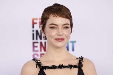 EMA IZAŠLA U DONJEM VEŠU Glumica dokazala da čipka nije samo za spavaću sobu, pogledajte samo ovaj momenat