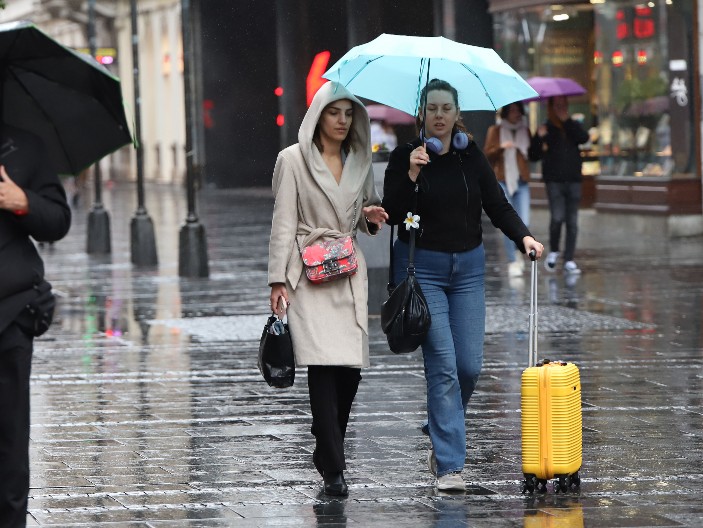 NEBO "POPLAVELO", SMRKLO SE USRED DANA! Zastrašujuća slika iz Novog Sada! (FOTO)