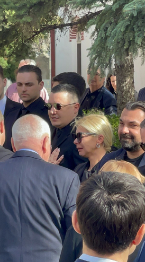 ĆERKA GRCA U SUZAMA Danijela jedva stoji na nogama na sahrani majke, on je sve vreme pridržava!