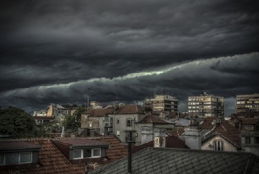 "KUVA" SE NA NEBU IZNAD BEOGRADA! Vreo vetar, sunce koje prži, a onda šok preokret...