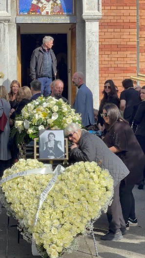 SESTRA HAFE KARIĆ JECA NAD KOVČEGOM! Nadvila se nad pokojnicom i briznula u plač, emotivne scene sa Novog groblja! (VIDEO/FOTO)