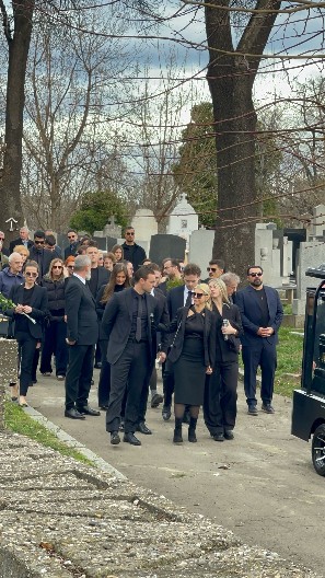 POČELA POVORKA HAFE KARIĆ! Poslednji ispraćaj najmilije, porodica ne može da obuzda suze! (FOTO/VIDEO)