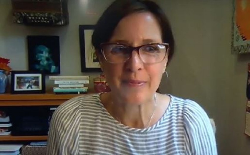 "OVO NIJE PRIČA O SVEŠTENIKU KOJI ME JE ZLOSTAVLJAO Radi se o mojoj majci i kutiji sa slikama koja mi je sve otkrila"