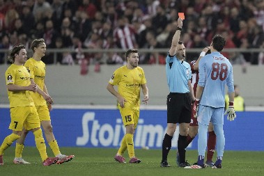 OLIMPIJAKOS SLAVI GOLMANA - HEROJA Namerno dobio crveni karton kako bi uveo tim u Ligu šampiona (FOTO)