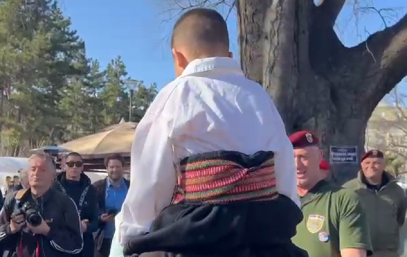 "NENADE SREĆAN ROĐENDAN! LJUDI, AJDE JEDNU ROĐENDANSKU PESMU" Zapevali studenti u Pionirskom parku