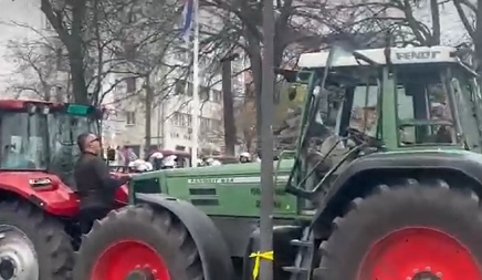 OŠIŠAO SE NA TARZANKU, PA UMISLIO DA SU OKO NJEGA "PRIMATI" Blokader se obrušio na poštene studente u Pionirskom parku (VIDEO)