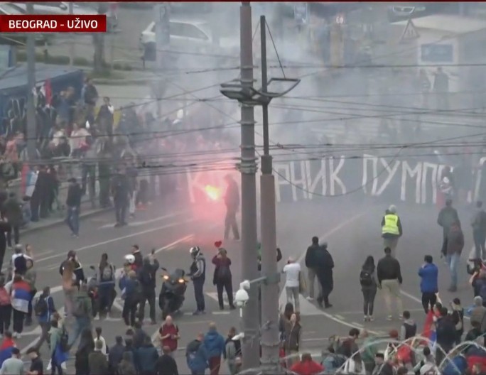 JASNO JE DA SE SPREMA NASILJE! Blokaderi krenuli sa huliganskim paljenjem baklji